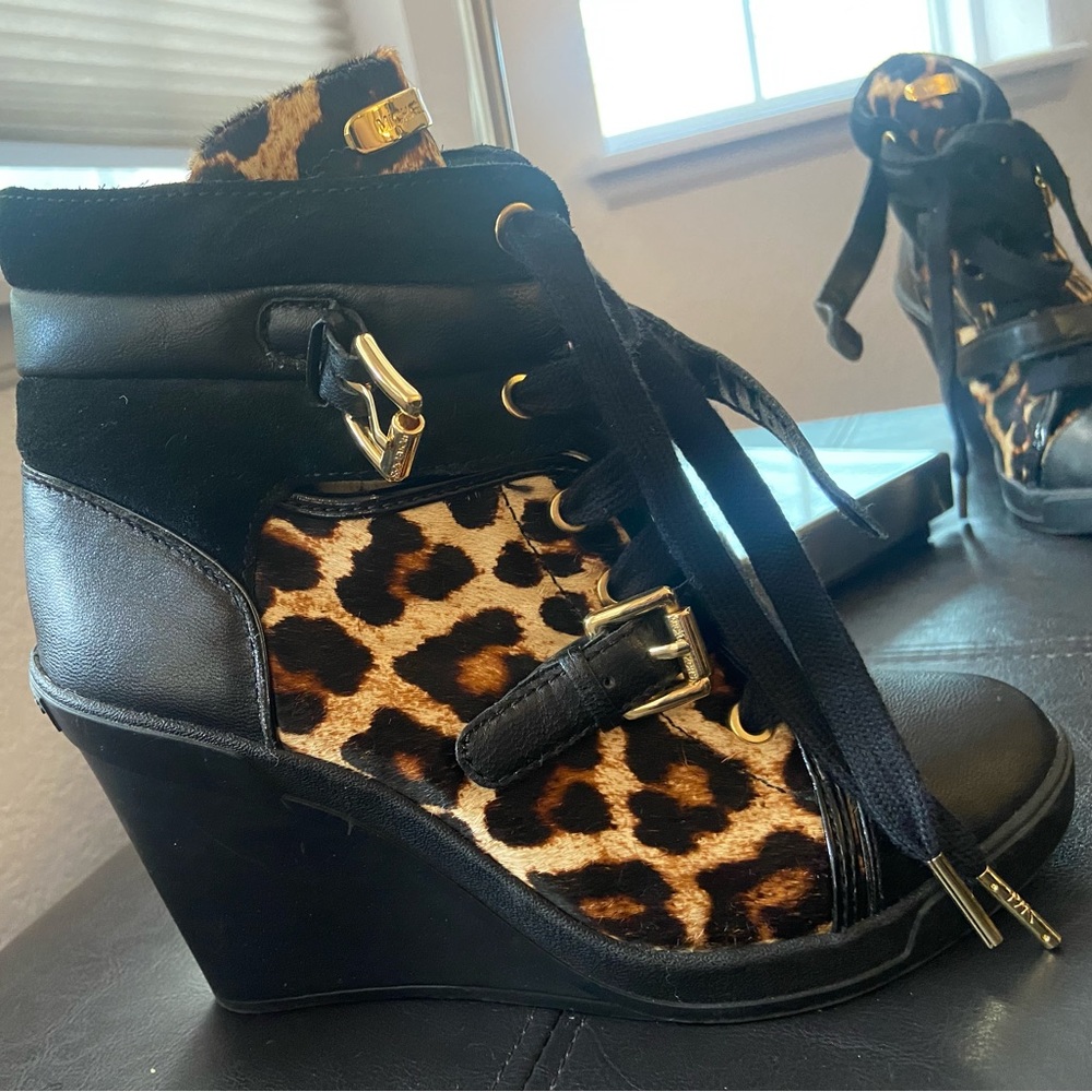 Micheal kors cheetah print close toed heals